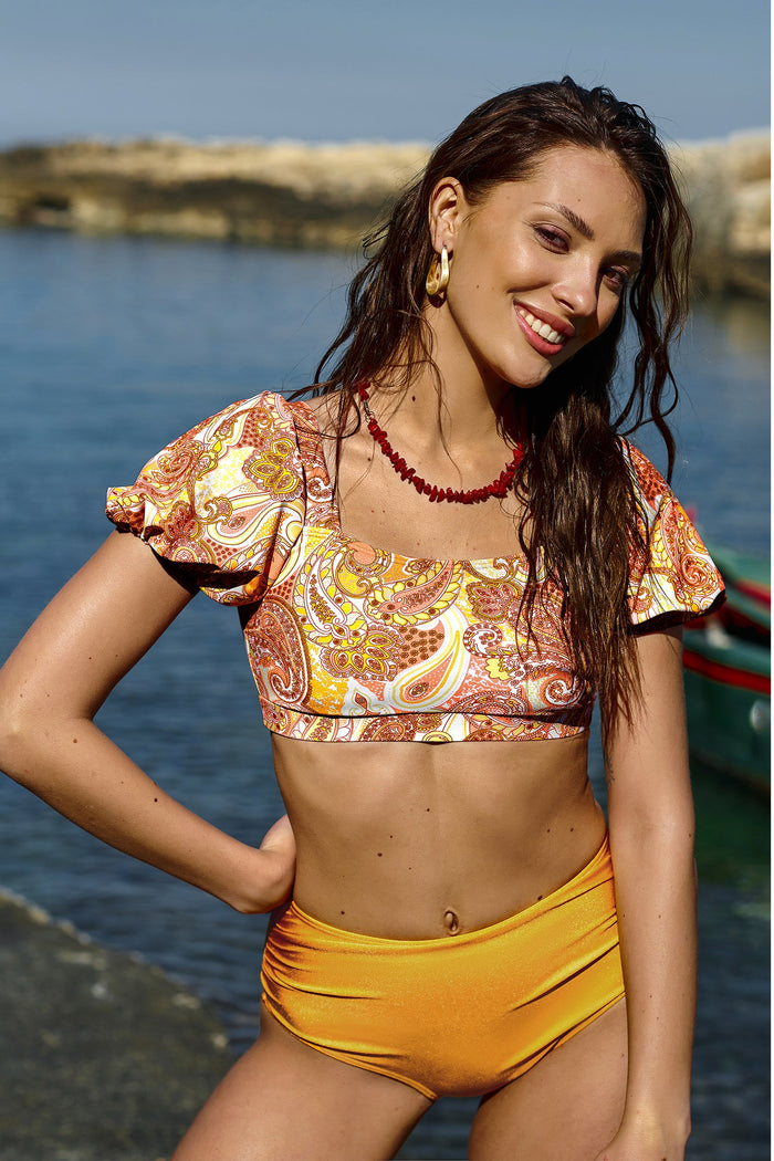 Top con maniche a palloncino e fantasia paisley e bikini a vita alta